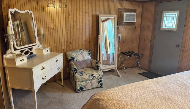 1 Bedroom Vacation Cottage in San Marcos/Wimberley, TX
