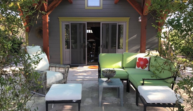 1-bedroom vacation guest cottage minutes from the famous Sonoma square
