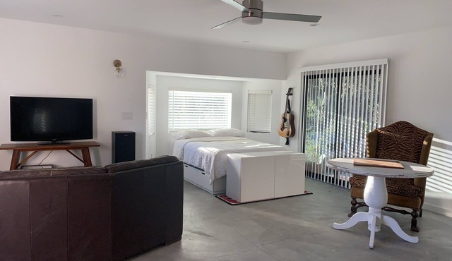 1-bedroom vacation home just 21 minutes from Hollywood Boulevard
