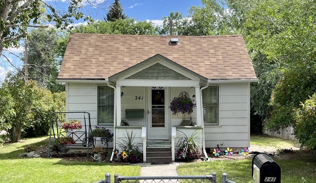 1-bedroom vacation home in a quiet neighborhood just 4 minutes to the Wind River