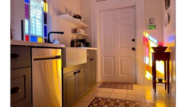 1-bedroom Victorian flat just 10 minutes drive to San Francisco Bay. Parking.