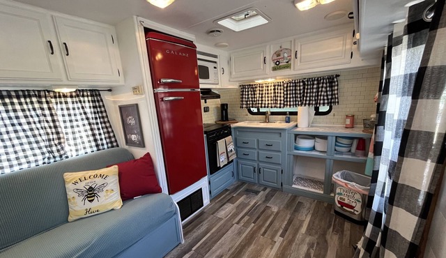 1 Bedroom Vintage Camper - Ruby
