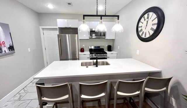 1 bedroom w/patio close to Wells Fargo arena