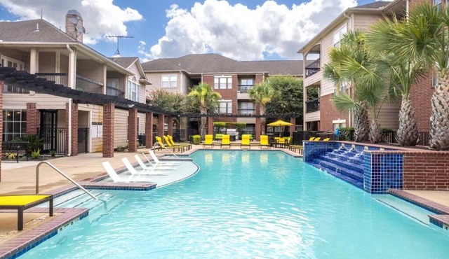 1 Bedroom w Patio, Workspace, Gym, and Pool