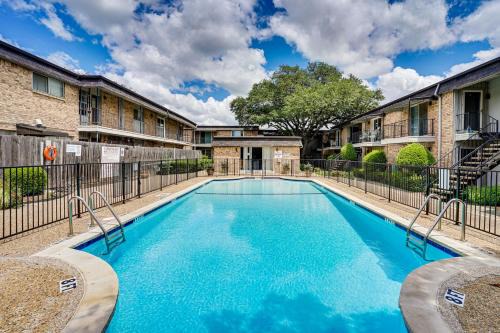 1 Bedroom whole apartment 9 Mi to Dtwn Dallas BBQ By the Pool