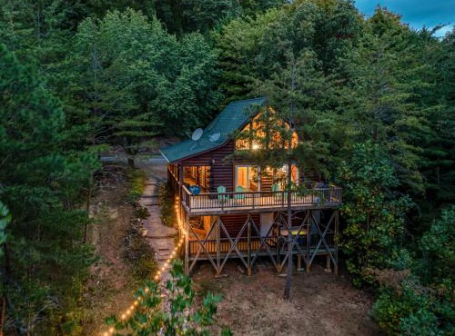 1 bedroom with a loft and hot tub cabin 45 minutes to Asheville
