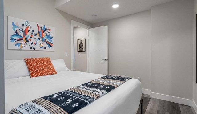 1 Bedroom with Sleeper Sofa Sleeps 3! Great Central Location