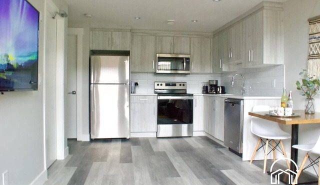 1 Bedroom with Sleeper Sofa Sleeps 3! Near downtown and Foothills Hospital