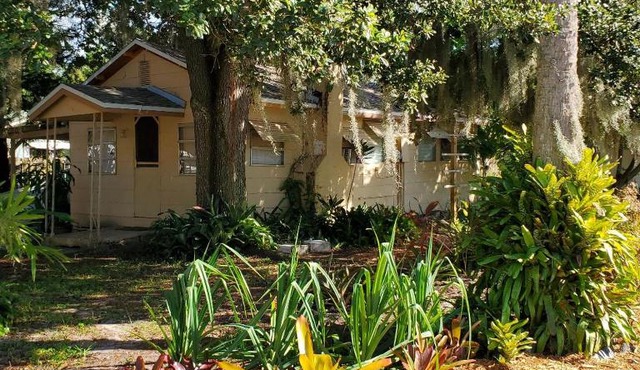 1 Beige Cozy Bungalow or 1 White Cozy Efficiency Cottage in Titusville