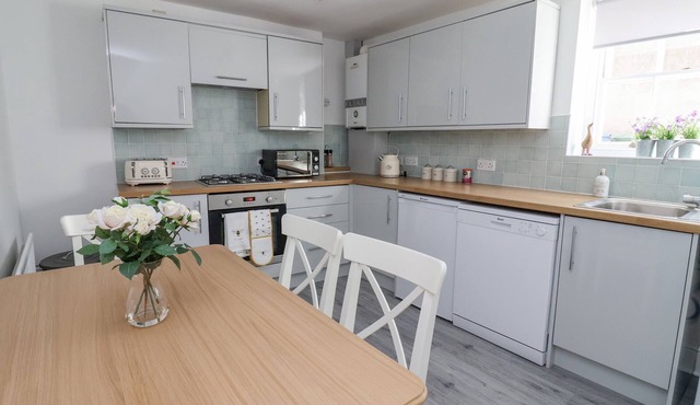 1 BISHOPGATE COURT, family friendly in Howden