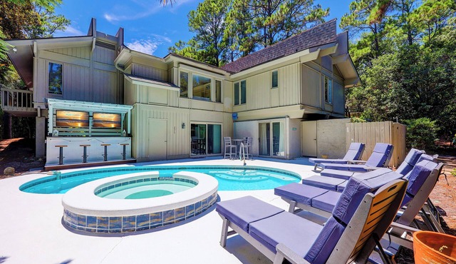 1 Black Duck- 50 Yards(2 minute walk) to the Ocean, PRIVATE POOL.