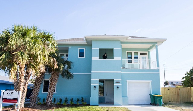 1 blk to the beach. 3 bdrm/3.5 bath, beach items, longboard, pickleball closeby