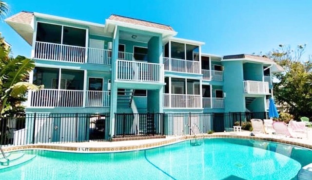 1 Block From Beautiful Bradenton Beach, Restaurants, shops, and Fishing Pier!