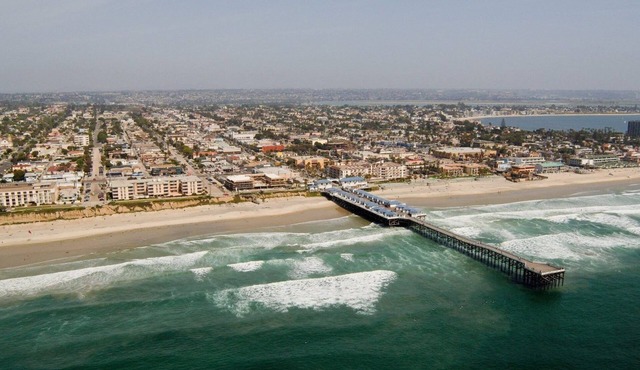 🏝1 block from beach🏡4 bed/4 bath🏄🏽‍♂️FASTwifi🚴🏽‍♂️A/C🚘Garage📺SMART TVs⛵️