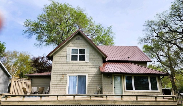 1 Block from East Lake!