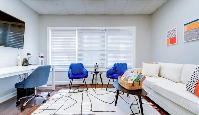 1 Block from Yale. Premium WFH amenities, coffee bar, In-unit W/D. 1000+ sq ft