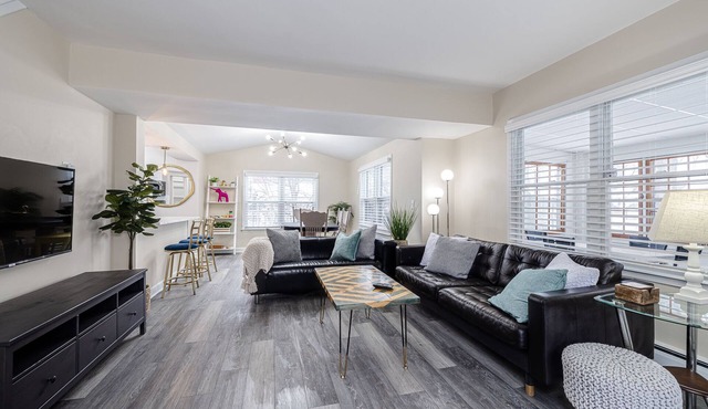 1 Block to Allianz Field Sleeps 8+ Patio & Parking