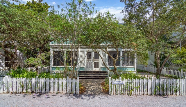 1 Block to Beach in Seaside, FL - Porches and Deck + 2 Adult Bikes!