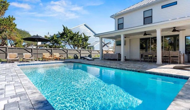 1 Block to Beach! Heated Pool, Near Historic Dist.