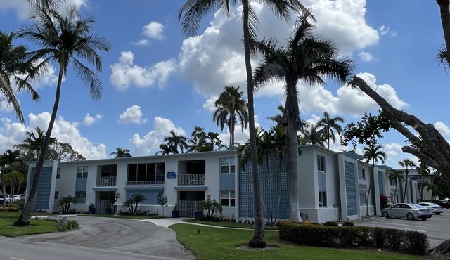 1 Block to Beach, heart of Old Naples, renovated fall ’24, Perfect Location