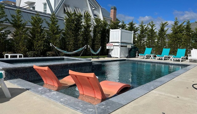 1 block to beach, Icona and Windrift Resorts w/30’ Heated Pool and Spa