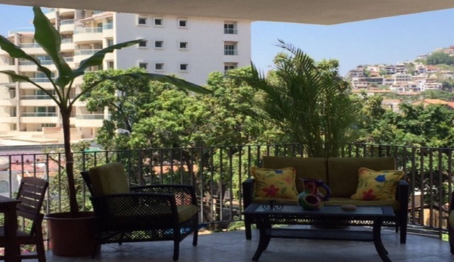 1 BLOCK TO BEACH- IN THE HEART OF THE ROMANTIC ZONE!