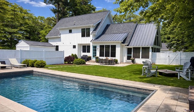 1 Block to Beach & Park, Heated Pool, Screened Porch & Fire Pit, Near Town