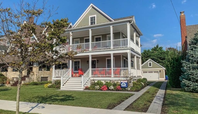 1 Block to Beach & Promenade. Walk to downtown shops!