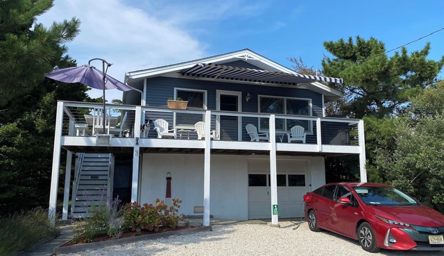 1 Block to Beach. Game room!