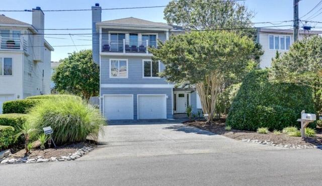 1 BLOCK TO BEACH, Delightful & Spacious, 4 BR/3.5BA Virginia Beach Vacation