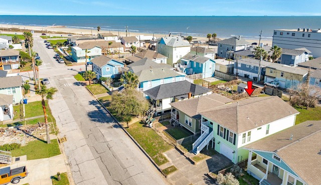 1 Block to Beach with Fenced Yard |Game Room | Near Pier & The Strand | Game room | Shuffle Board