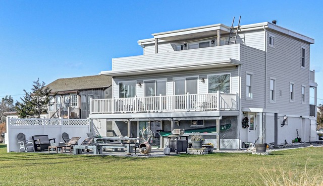 1 Block to Bellport Bay! Scenic Hamptons Hideaway