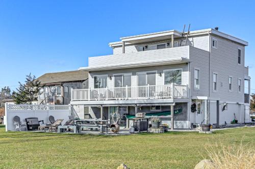 1 Block to Bellport Bay! Scenic Hamptons Hideaway