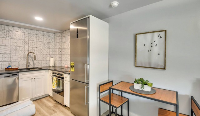 1 Block to Daytona Beach: Modern Studio