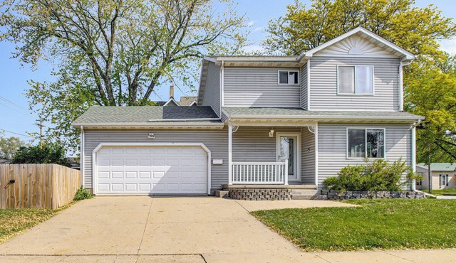 1 Block to Dtwn Oskaloosa: Family Home w/Deck!
