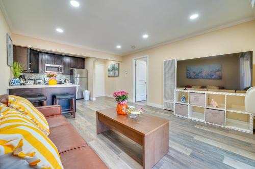1 Block to Dtwn Pleasanton Condo with Pool Access