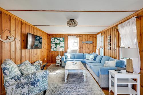 1 Block to Humarock Beach Dog-Friendly Cottage
