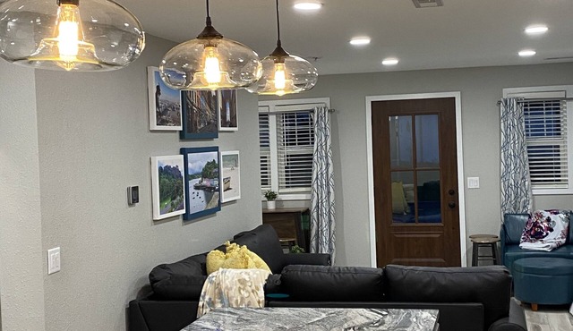 1 block to lake, 2 blocks-Surf Ballroom, & 3 blocks-City Park-Perfect posh stay!