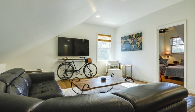 1 Block to Loveland Bike Trail: 'The Frog Man Inn'