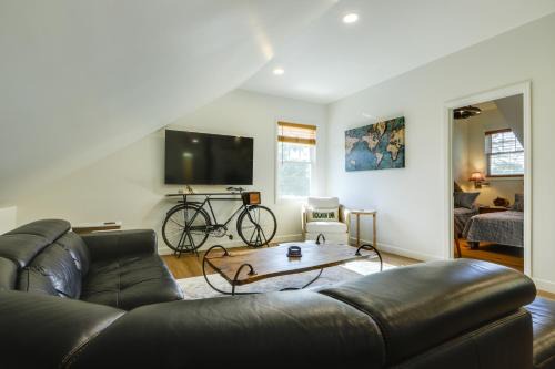 1 Block to Loveland Bike Trail The Frog Man Inn