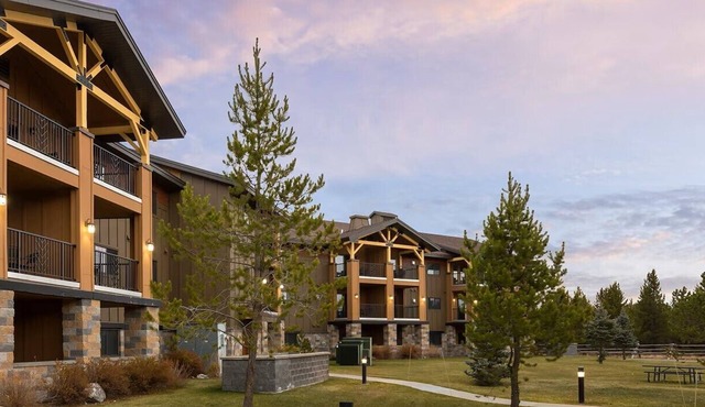 1 Block To Park Entrance, Spacious 2 BDRM Resort Condo With Kitchen/Washer/Dryer