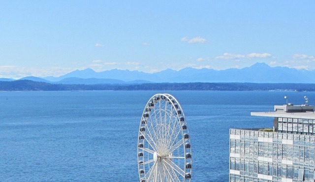 1 Block to Pike Pl Market & Easy Walk to Stadium ~ Balcony with Water Views