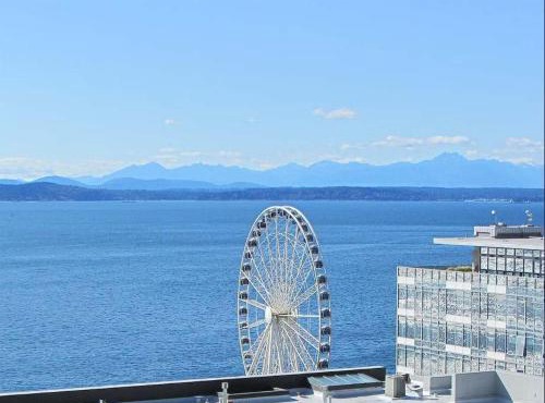 1 Block to Pike Place Market Balcony Water View
