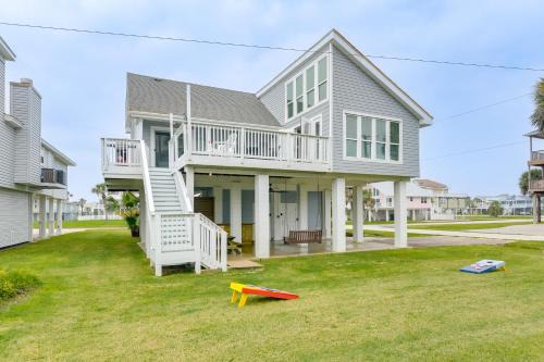1 Block to Pirates Beach: Family Home in Galveston