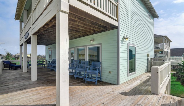 1 Block to Shore: Crystal Beach Gem, Deck & Views