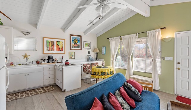 1 Block to the Beach- Lovely and Very Private