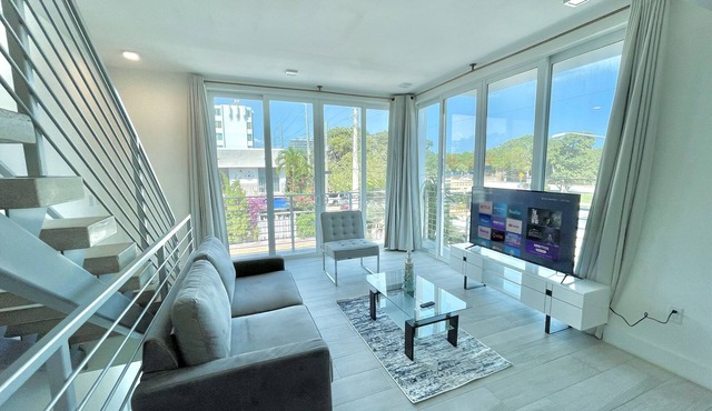 *1 Block to the Beach* Private Hot Tubs* Rooftop Terrace*