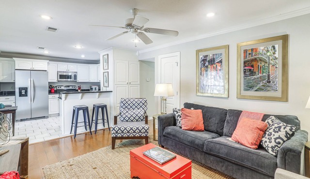 1 Block to The Square: Oxford Condo!