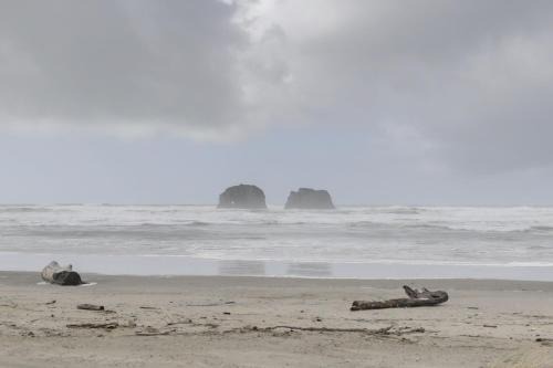 1 Block to Twin Rocks Beach Pet-Friendly Cottage
