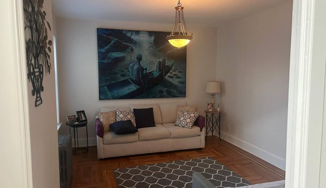 1 BR, 1 BA, 15 minutes from Manhattan! Cozy apartment close to bus to city.